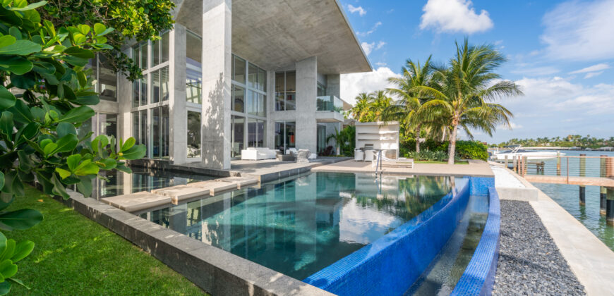 Elegant Simplicity – Magnificent Mansion on Venetian Islands