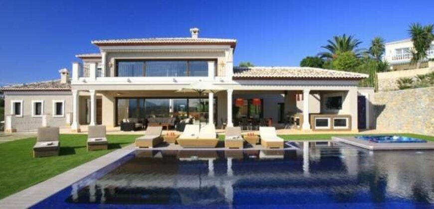 Exclusive Luxury Villa with Spectacular Mountain Views