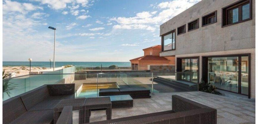Beautiful Designed Villa Right Next To The Beach